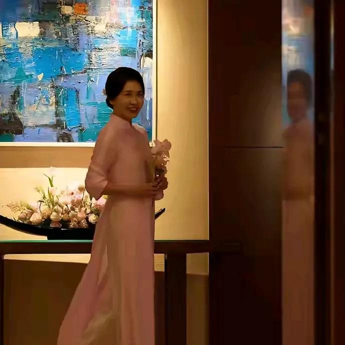 李在明媳妇金惠景在越南又露脸了。
人长得娇俏贤惠穿什么都提神，她这次穿的是越南第