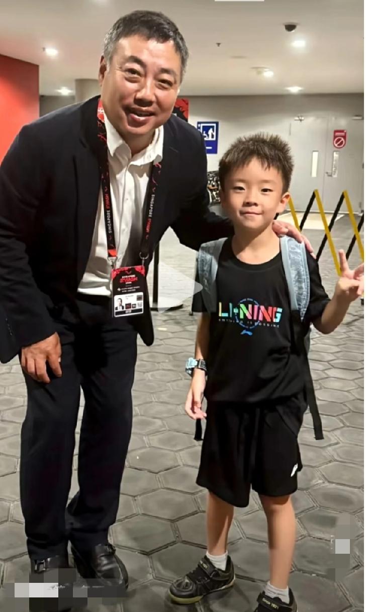 刘国梁弯腰合影的瞬间，格局拉满！
 
刷到这张照片真的破防了！刘国梁为了和小朋友