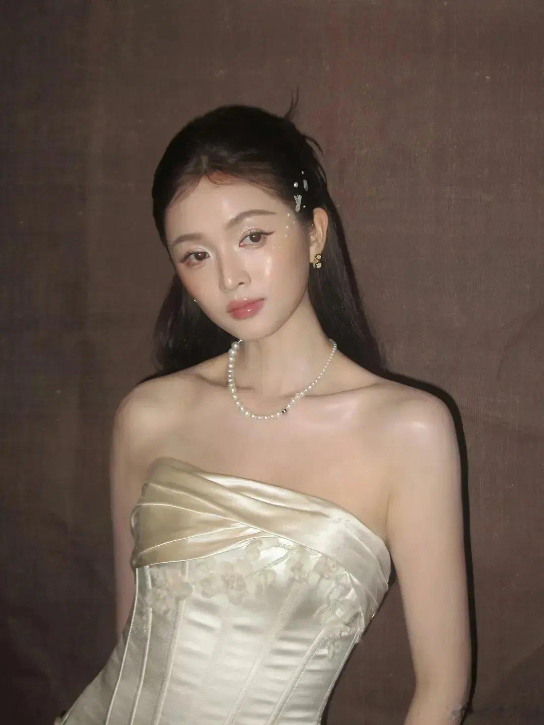 吴宣仪icon最新活动图，这个妆太油了吧，看起来幻视虞书欣icon和杨幂icon