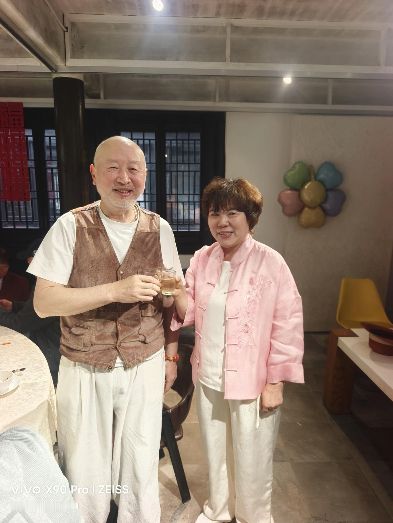 苏州百盛餐饮集团董事长陈小妹昨天来甪直古镇“一怪食府”探班一怪。
百盛餐饮是苏州