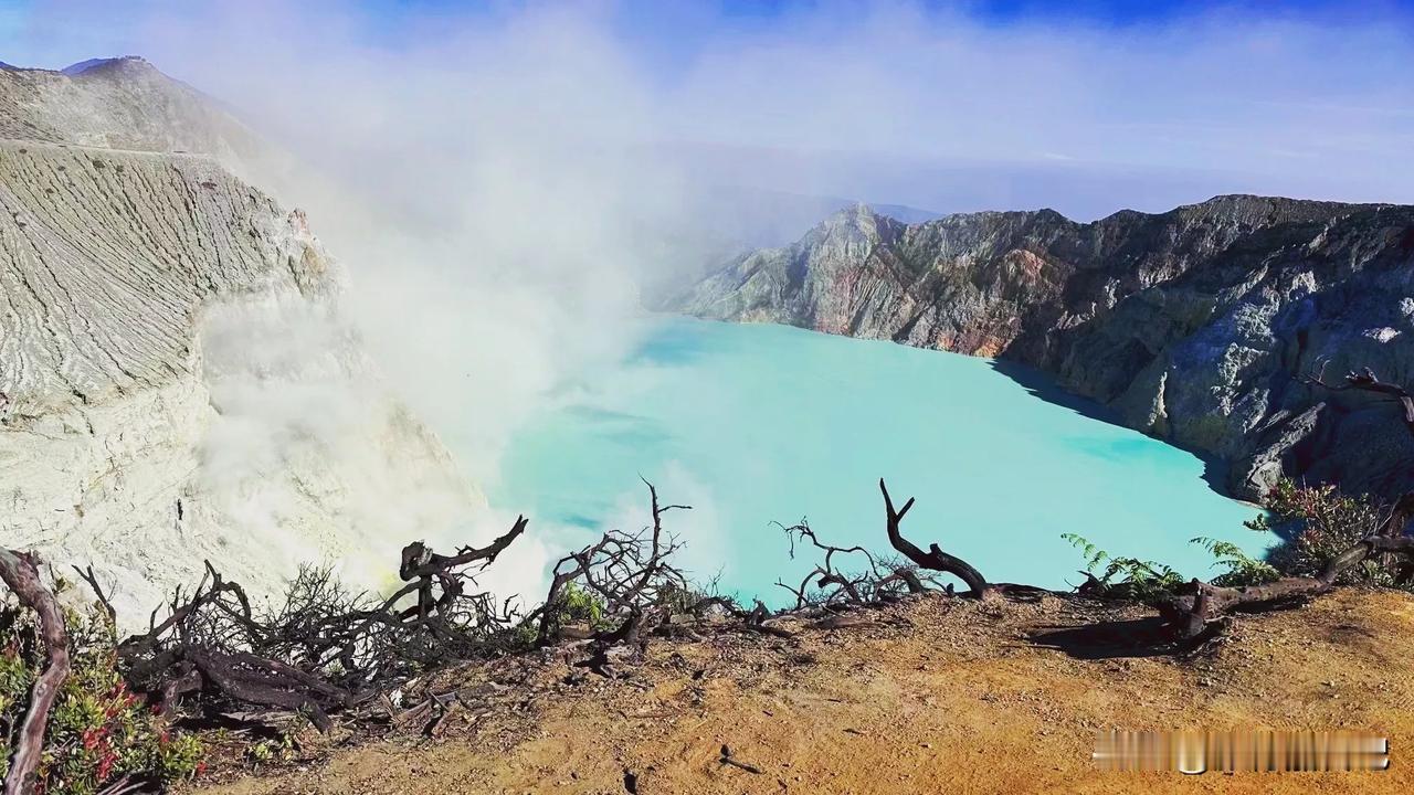 印尼Ijen火山出事了，中国同胞因在图一这片区域某棵枯树旁拍照，踩到长裙，不慎坠