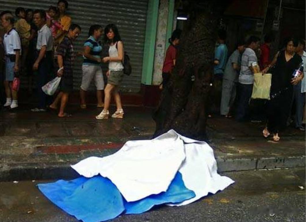 2009年广州荔湾区龙津东路发生的一起街头命案，是情理与法理激烈碰撞的经典悲剧，