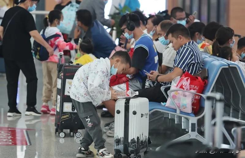 “神兽归笼，普天同庆！老母亲终于可以躺平了！”“开学第一天，我和孩子的心情对比：