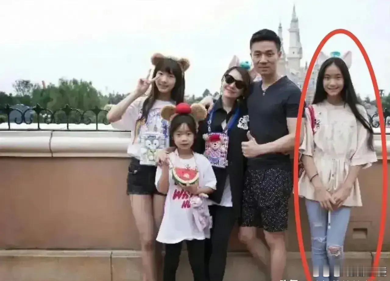 小S说自己爱大女儿，因为是自己的第一个孩子。她甚至还为许俏妞生出了一本书。但我觉