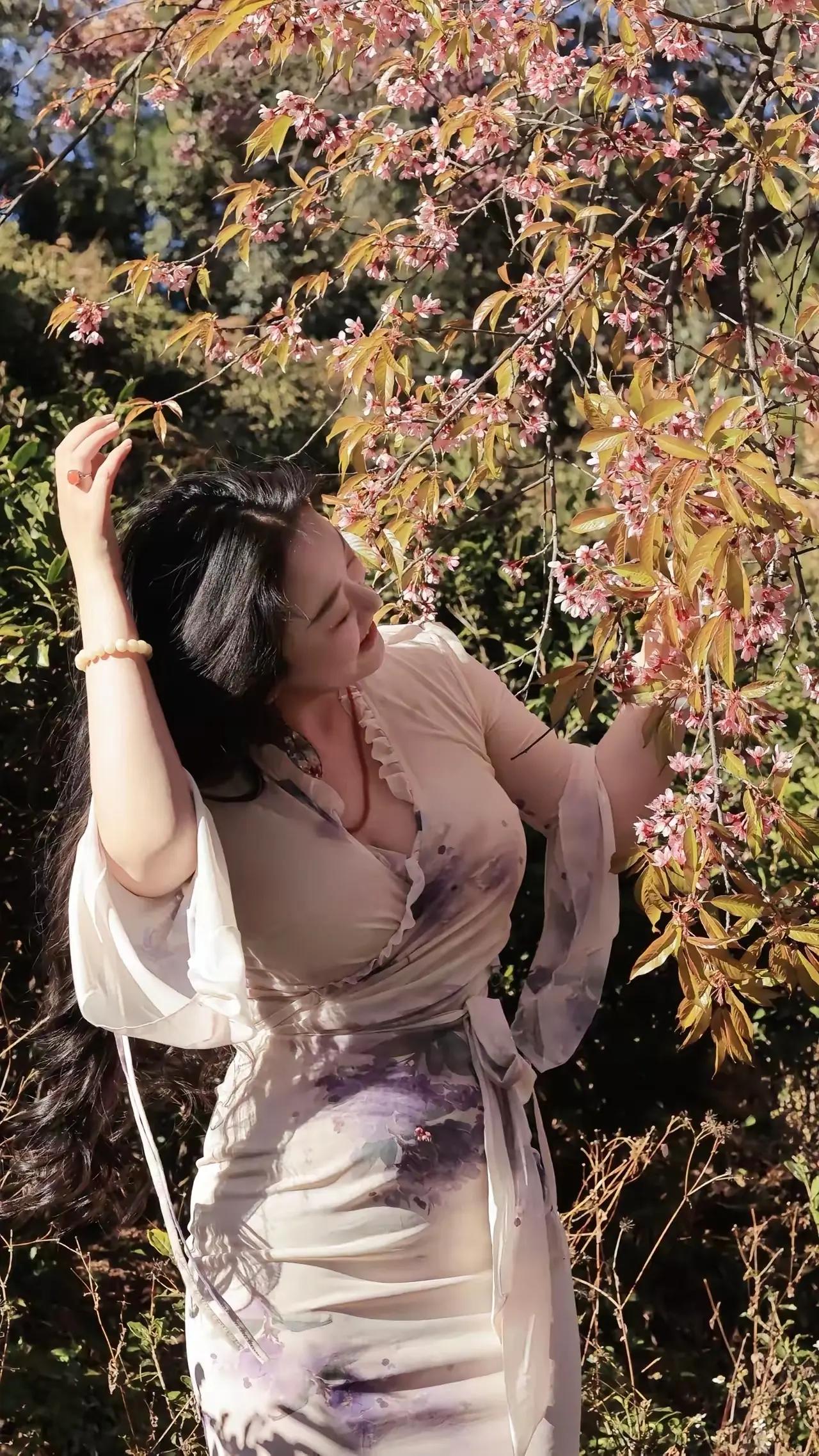 在大自然里chill 好身材就要不断的雕 晒出你的户外ootd