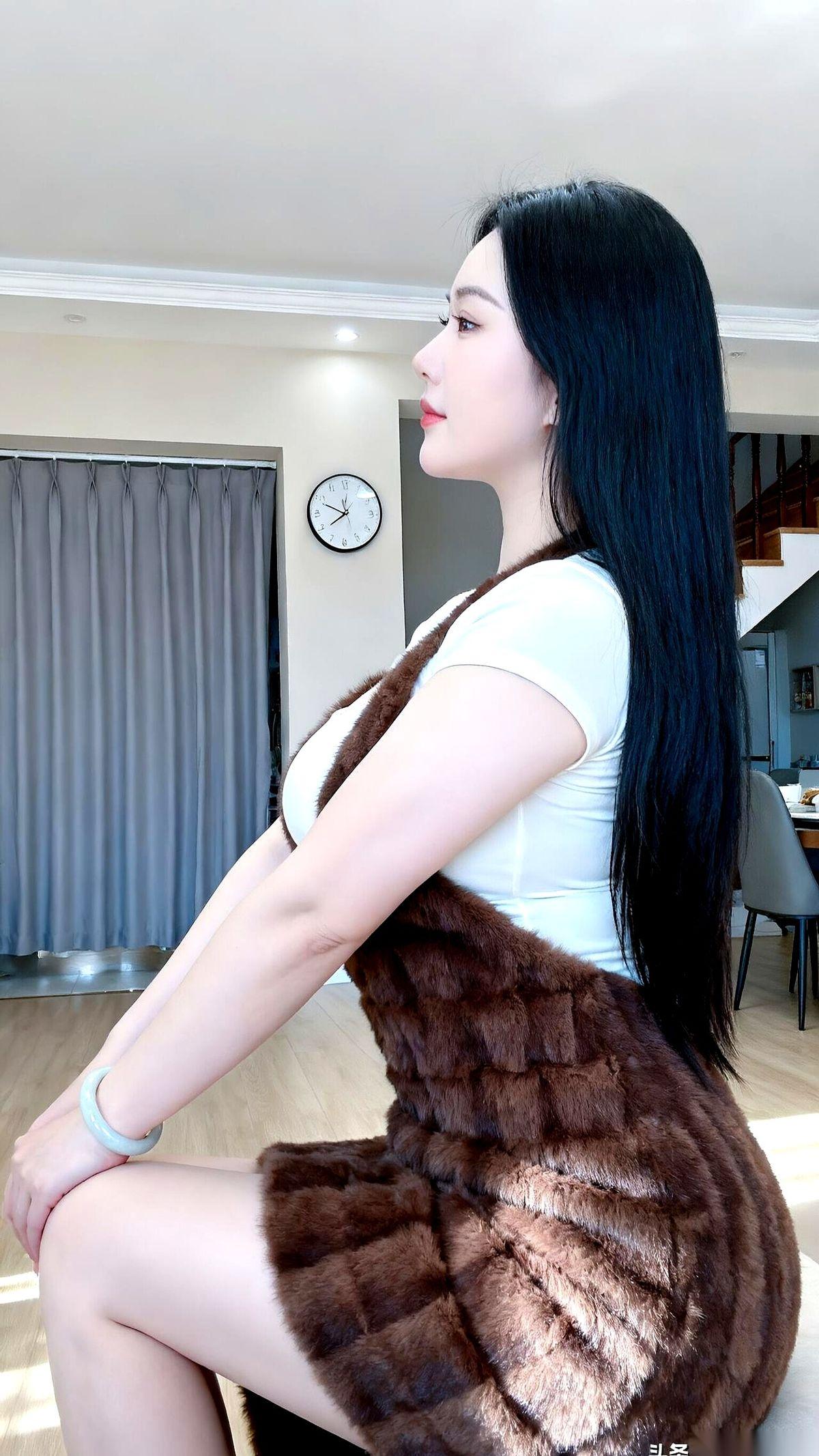 就离谱。
周末在家随便拍了张照片，发到亲戚群里，直接炸了。
叔叔阿姨们排着队形夸