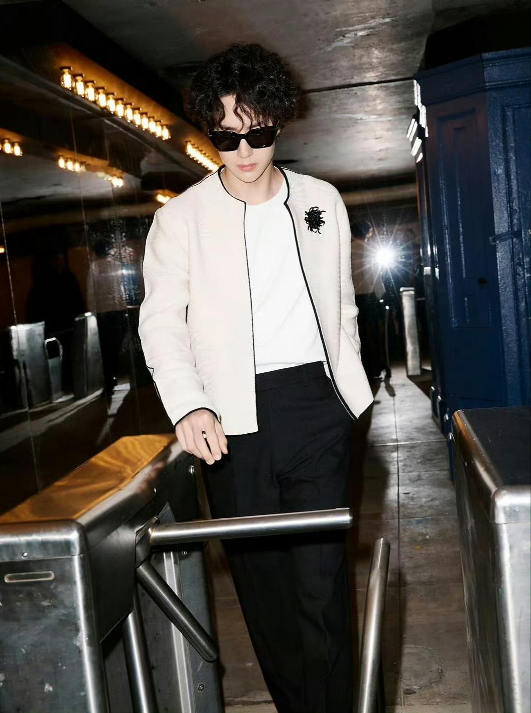 香奈儿ins更新的本次纽约高级手工坊大秀王一博新图👇🏻
这是品牌官方关于本次