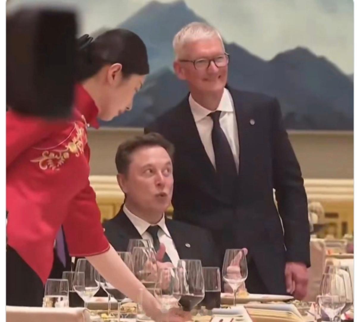雷军马斯克合影看马斯克和雷军和库克的合照，他是真 松弛 啊 