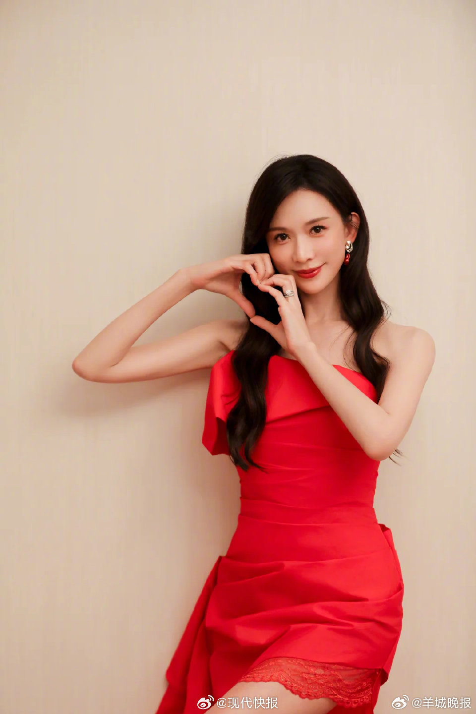 【#林志玲51岁状态太赞了#】4月3日，在社交媒体更新一组红裙写真，并发布语音留