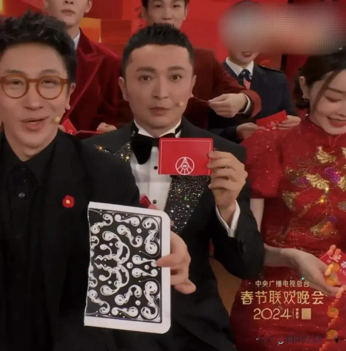 撒贝宁神补刀，尼格买提穿帮，好尴尬！全国观众都在见证刘谦的奇迹时刻，小尼的表情好