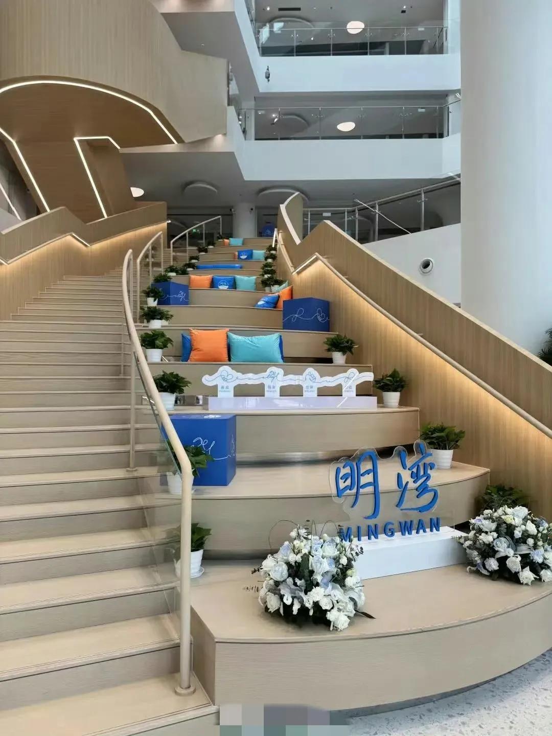 大铲岛深圳腾讯明湾学校，学费每年25万！
网上说是非盈利民办双语学校。怎么看这个