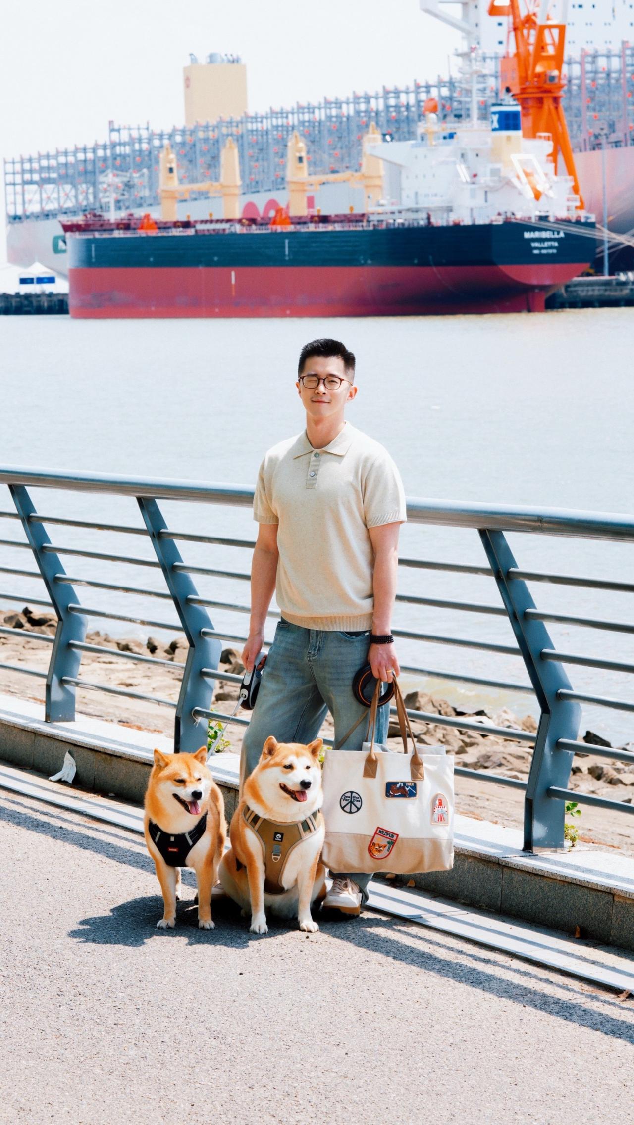 这个满绣托特包，复古主题章仔搭配四款定制图案，独特又好看。超大容量装下你的日常所
