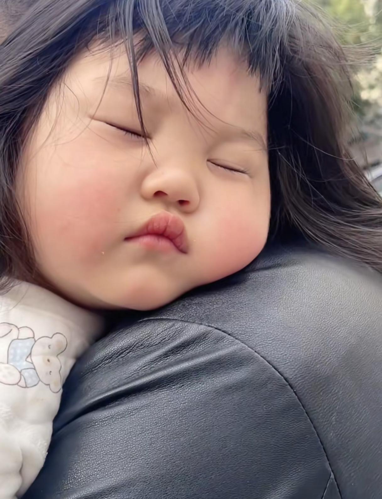 虽然被打女孩妈妈删除了视频，但她说了，一定会硬刚到底、不会和解的！她说：“我们一