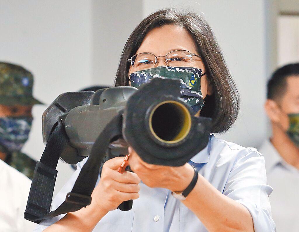 台湾资深媒体人徐宗懋今日发文断言，在蔡英文的执政下，台湾已是“离战争最后一里路”