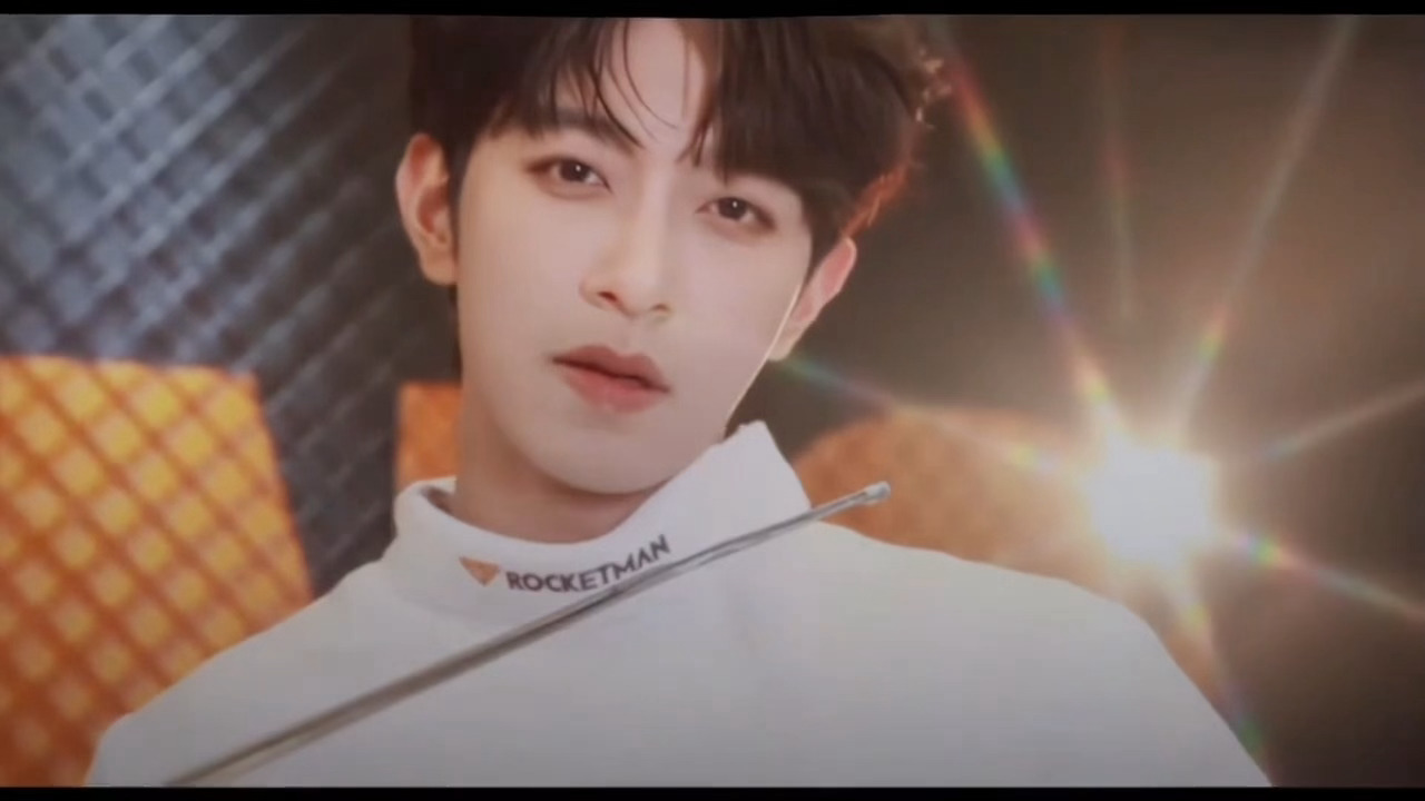 李沛恩摘面具 李沛恩今日份营业 摘面具太帅了 好权威一张脸