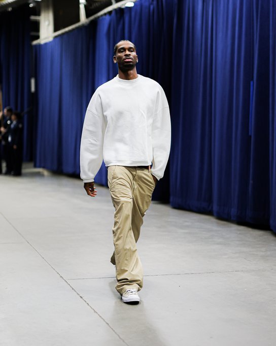 ​集合！雷霆vs国王的主场比赛即将开始，马戴派出的首发是：亚历山大、多尔特、卡森