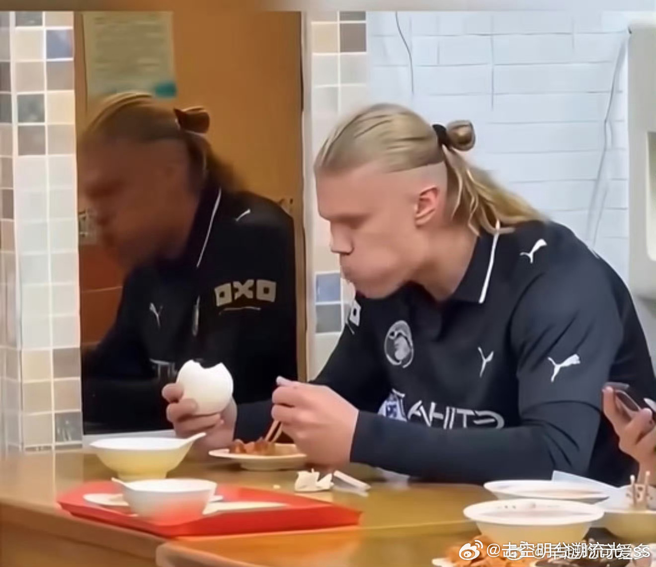 哈兰德是我见过最搞笑的足球明星 哈兰德的广告画风也是一绝，背着洗衣机跑步，扛着冰
