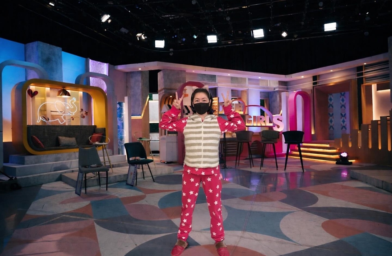 #小S复工身穿睡衣现身#【小S宣布复工，身穿睡衣现身节目录制现场：2026，祝福