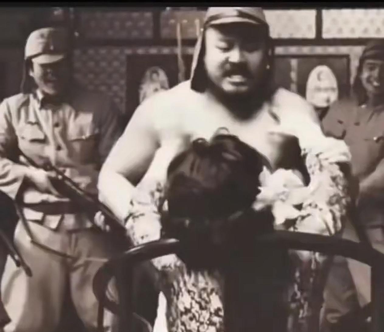 一张1937年12月南京城破时的旧照，刺得人眼睛生疼。

画面里，日军小分队踹开