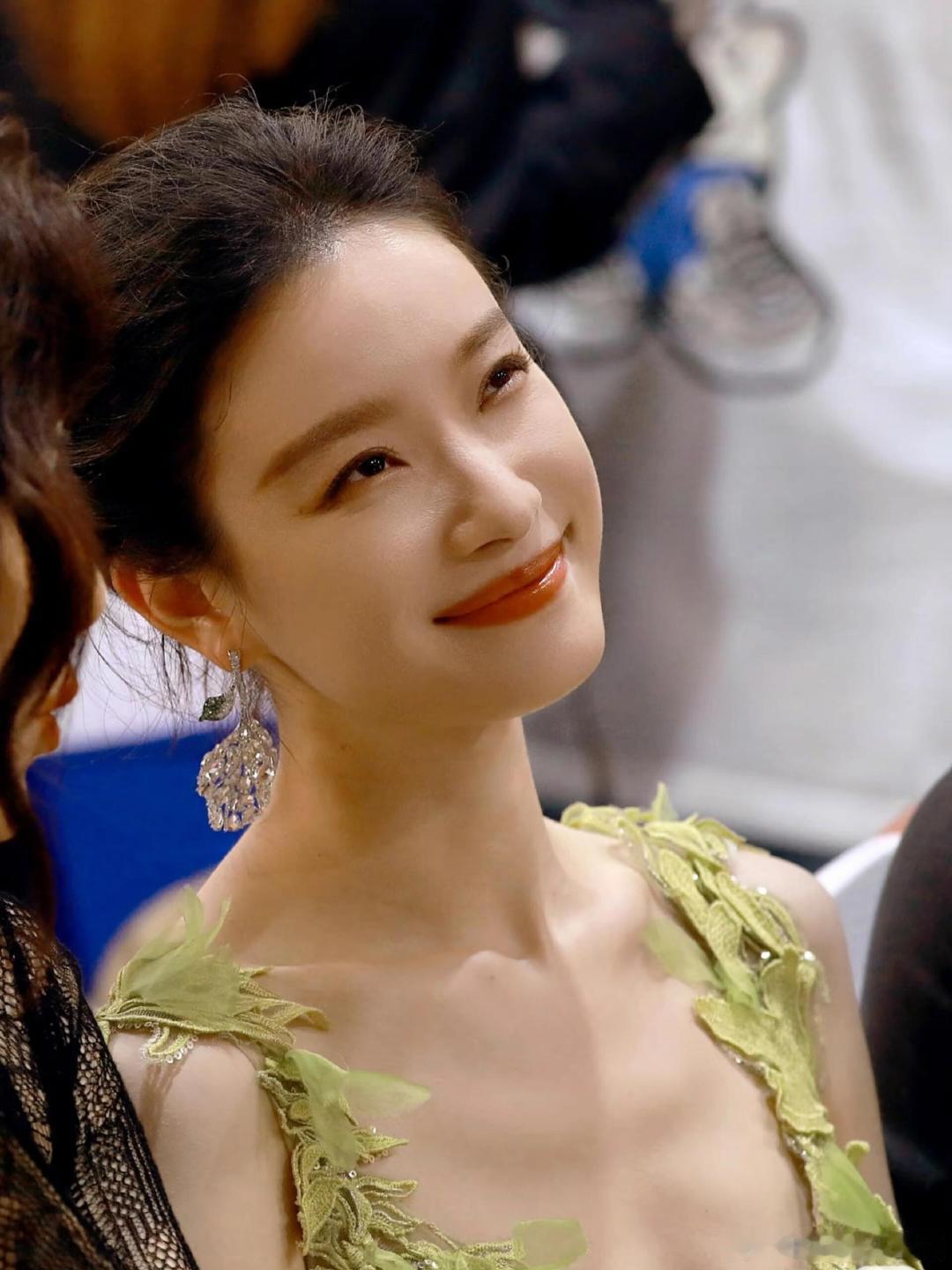 倪妮上班能和美女玩开心坏了吧倪妮去旅游起床气都没了 别人的上班日常是困到睁不开眼