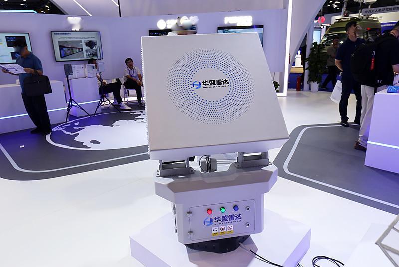 超小型雷达在民用领域潜力巨大。从市场数据看，2025 年全球民用雷达市场规模约 