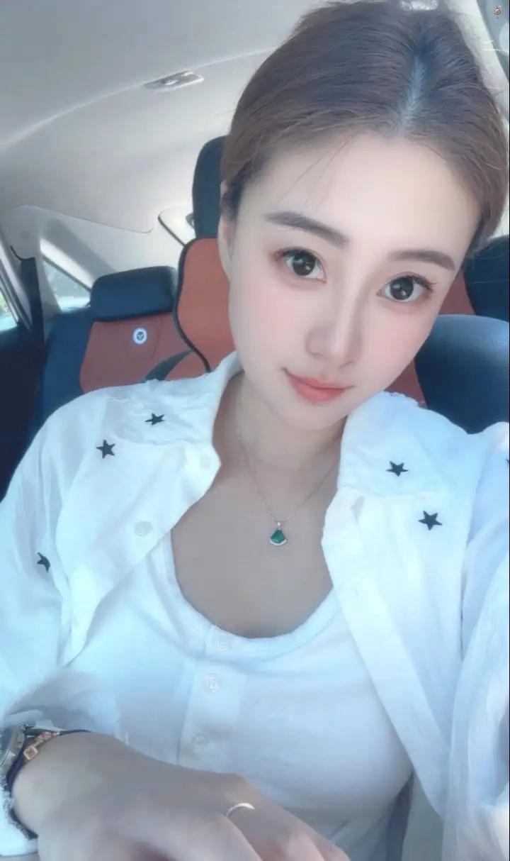元气满满的一天，从车里的自拍开始！😊✨车里的治愈瞬间 我在车里的自拍 车载视频