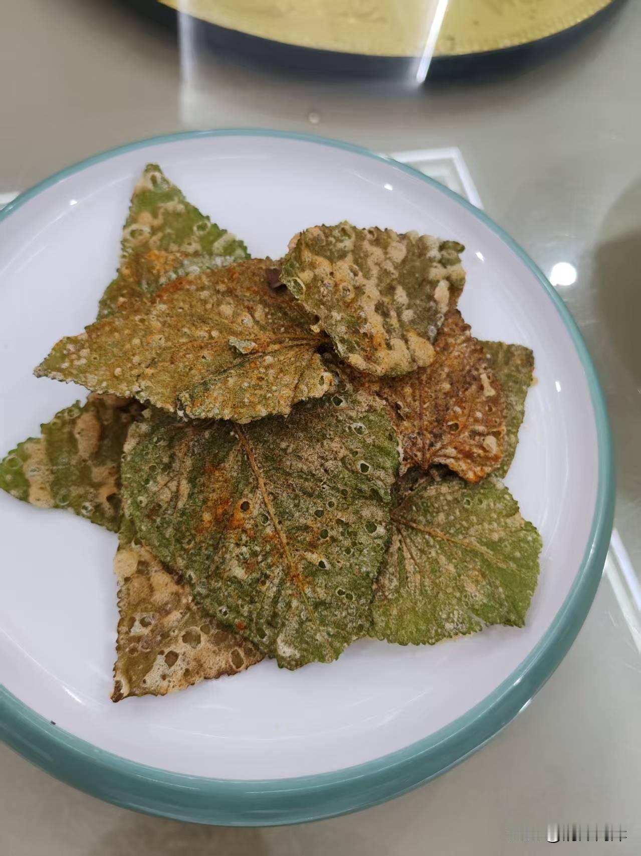 今天与朋友在饭店吃了两道这样的菜。感觉到味道很美。但是制作感觉很怪。不知道是什么