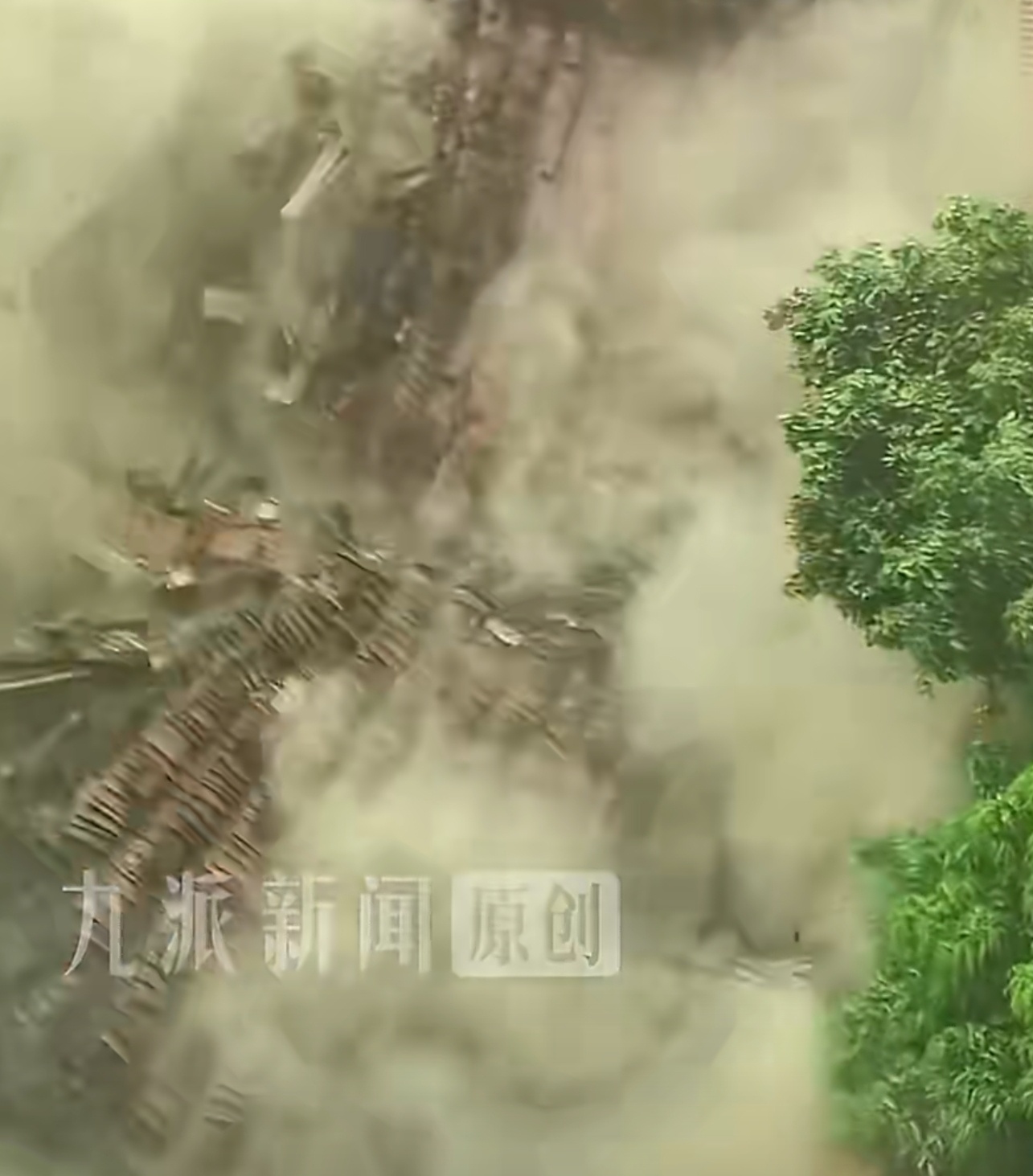 莆田特大暴雨房屋倒塌瞬间画面曝光持续的特大暴雨，河水暴涨掏空地基，楼房短短数秒直