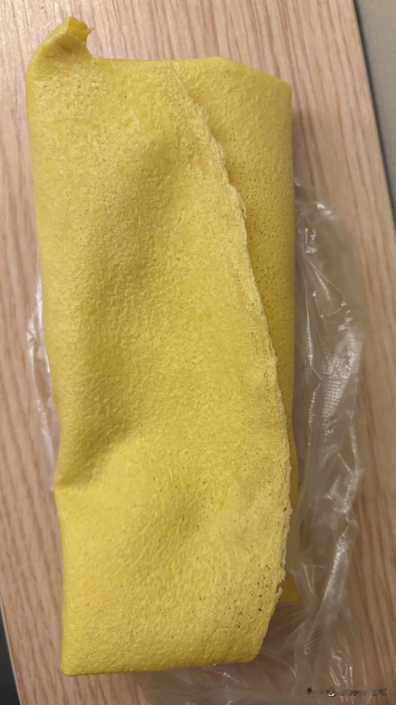 晚上去星光夜市，路过一个像大排档的地方，整个饭店是敞开的，没有门。都是地桌，矮矮