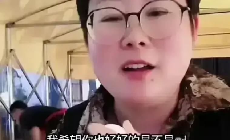 玉酱晒海岛冲浪照，老杨凌晨三点晒奶瓶，五年前的闺蜜如今被剪成对照组。
一个把自由