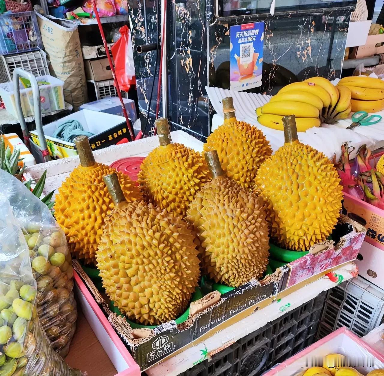 今天去逛街，发现一家水果店买这个带刺的水果，不知道是什么水果，看样子好像榴莲，但