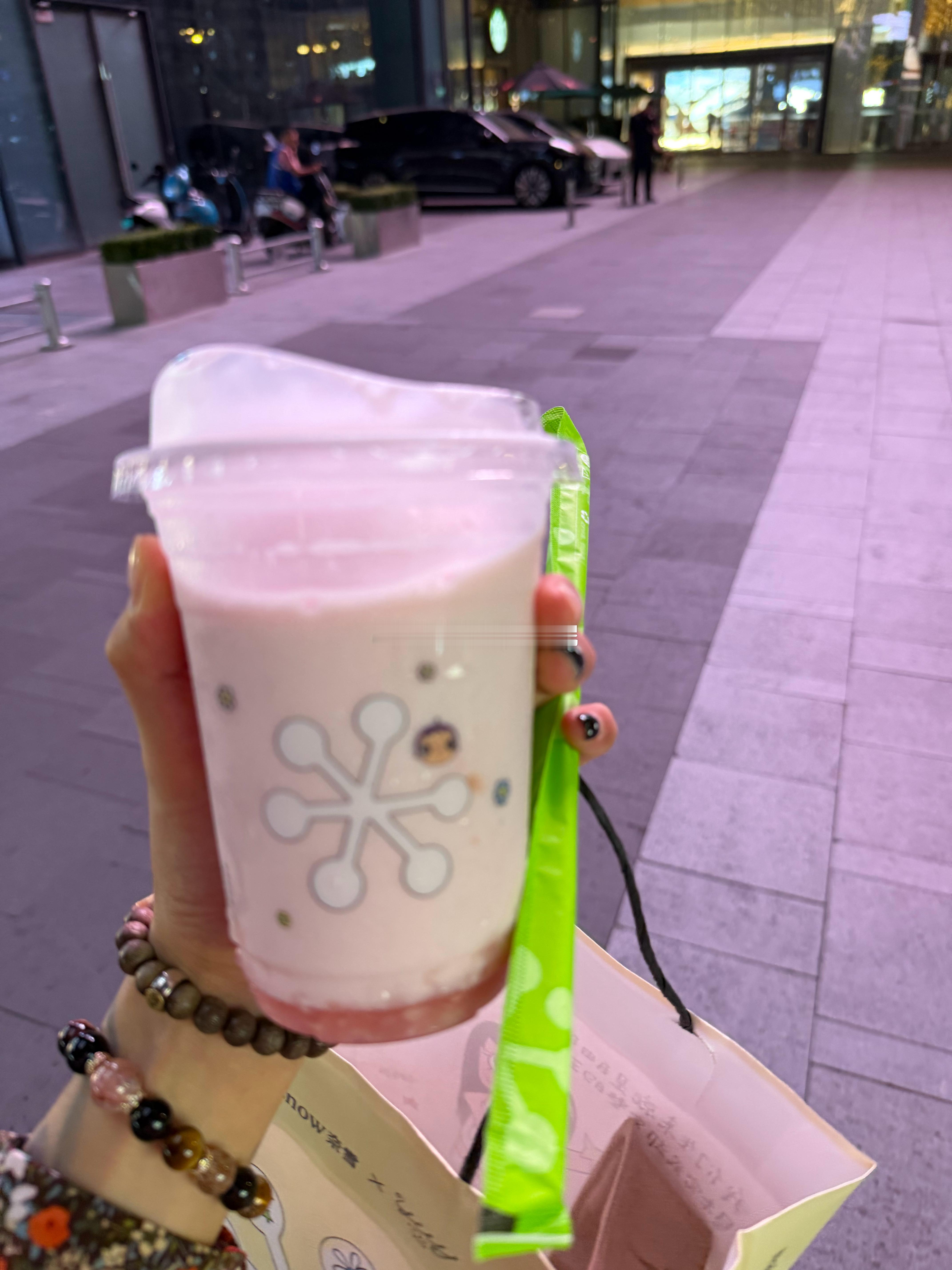 想到我20岁的时候 奈雪的茶对我来说简直就是有钱人喝的茶 有个哥哥请我喝奶茶 我