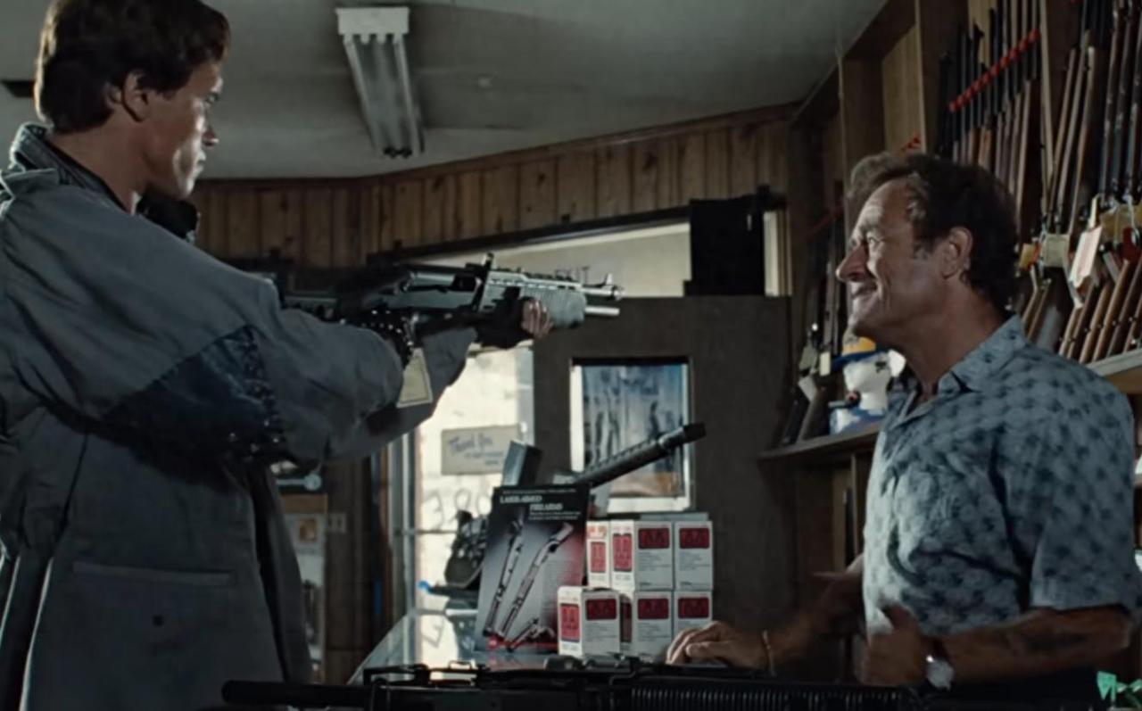 美国的枪店老板，为什么不怕顾客买完枪后朝他射击？

很多人看美国电影，总能看到这