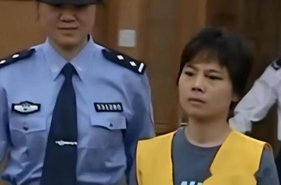 06年女校长在阁楼发现白骨，才知与死人同住10年：凶手竟是我女儿
 
 
在20