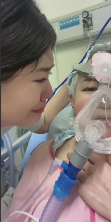 泪奔，母亲病危，医院已下病危通知书，女儿哭着问母亲说：妈，趁你还有口气，我想问您