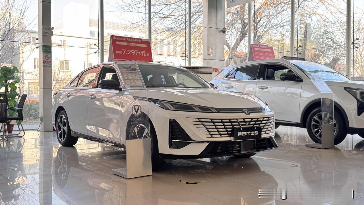 新能源车部分矫揉造作的设计已经传染给燃油车了。比如长安逸动这款纯纯的燃油车，你也