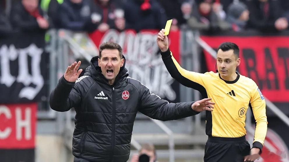 因为不满裁判给对手点球，纽伦堡主帅克洛泽领到第二张黄牌，教练生涯第一次被罚下（球