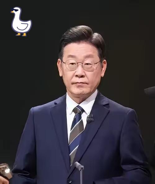 1月12日，韩国总统李在明在接受日媒采访，被问到中日关系变紧张，韩国夹在中间怎么