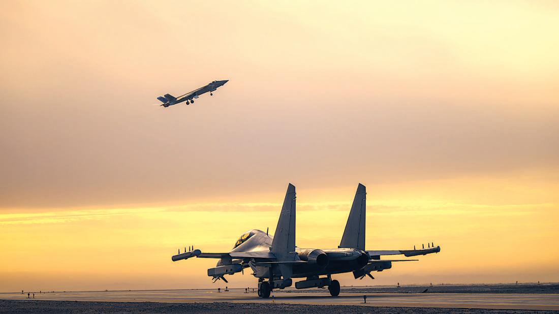 算不算是当前空军的最强组合？

歼-16D满载状态，挂满各型电子吊舱