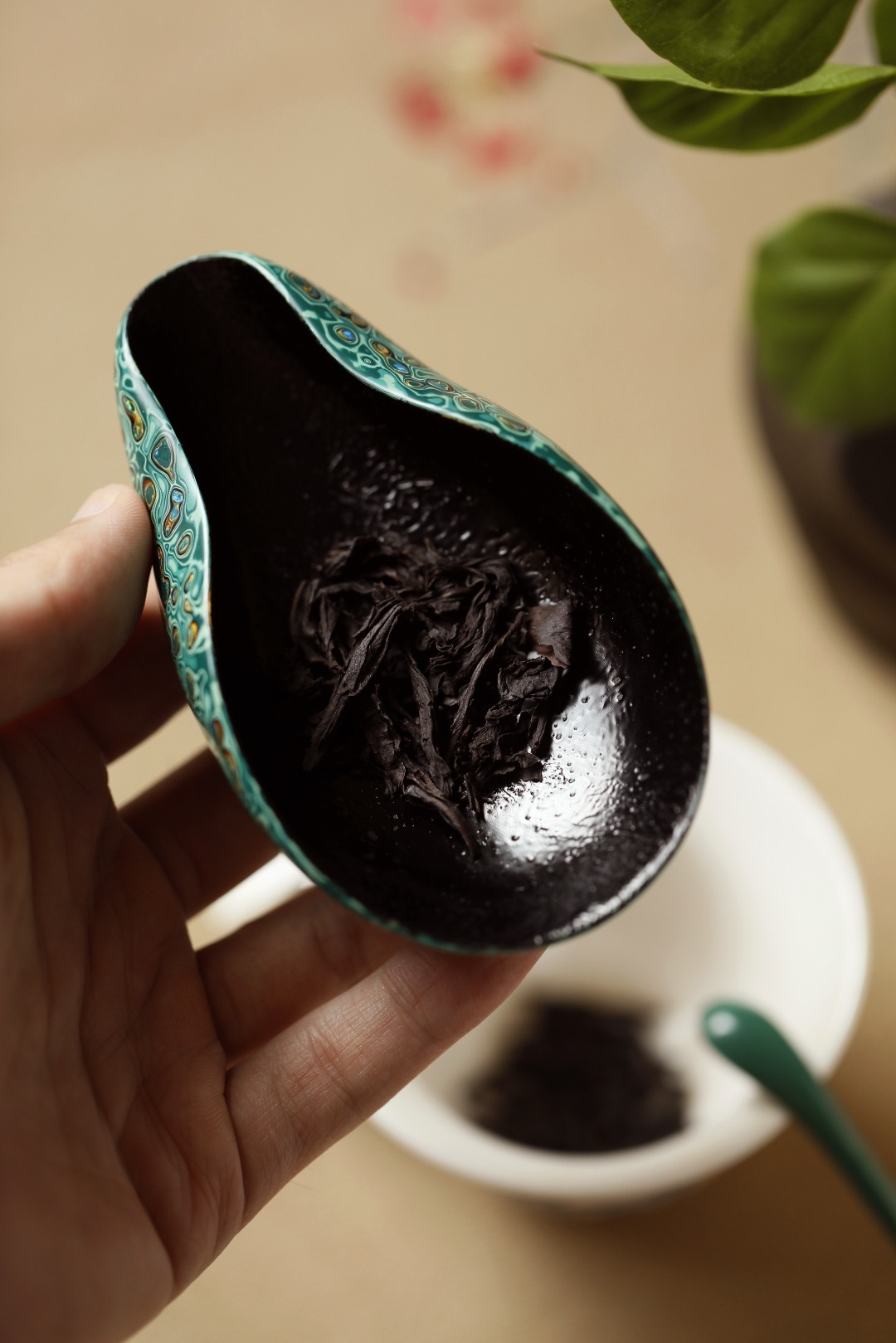 大漆【竹叶绿】茶则紫光檀为胎底，逐层髹漆，镶嵌多彩螺钿，斑斓多彩，反复推光打磨，