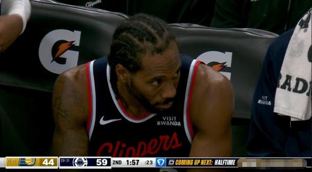 快船巨星伦纳德的眼里只剩篮筐了！在今天快船主场迎战步行者的比赛中，目前双方半场战