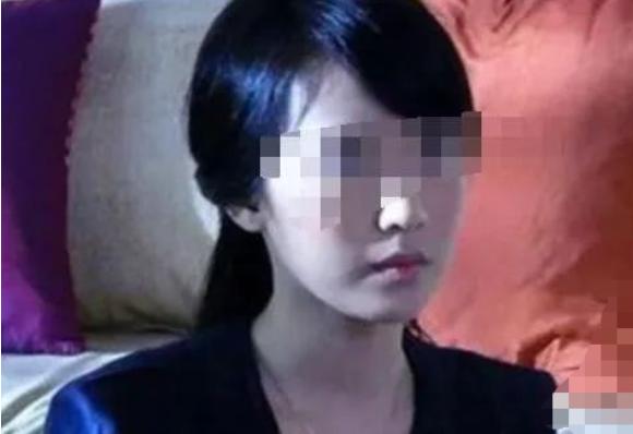 广东广州，一男子和哥们在外吃烧烤，期间，男子给自己前女友发消息让她过来同吃，谁知