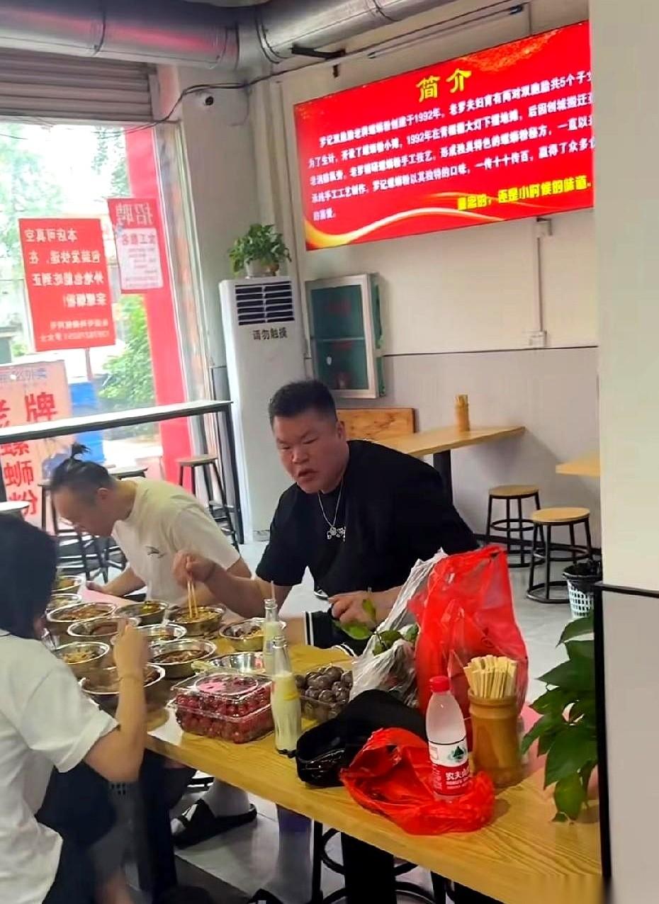 广东队总经理朱芳雨，一回到柳州老家，没进大酒店，没找私房菜，一头扎进了个街边巷子