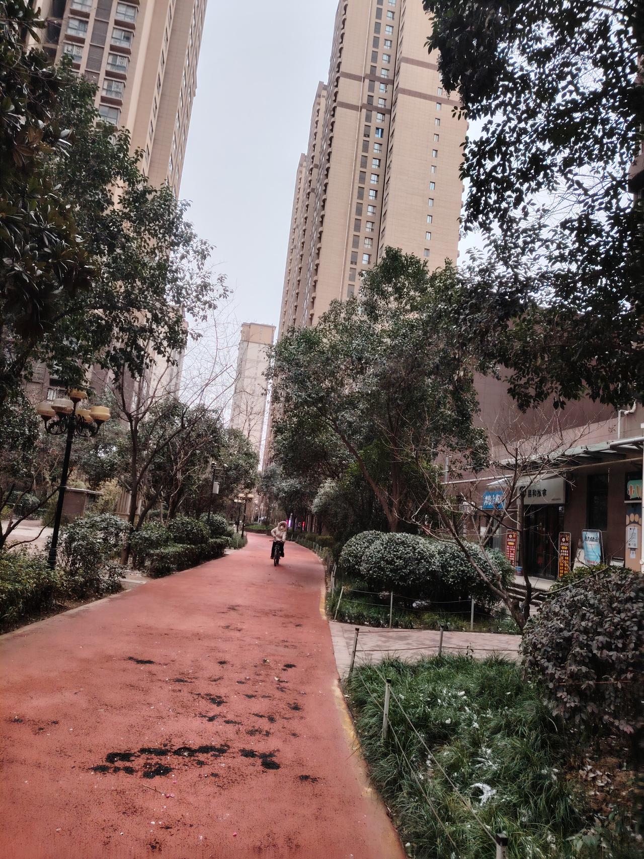 有一个中学生到爸爸的单位去找爸爸，门卫问他：“你找谁？”他说：“我找老杜。”他爸