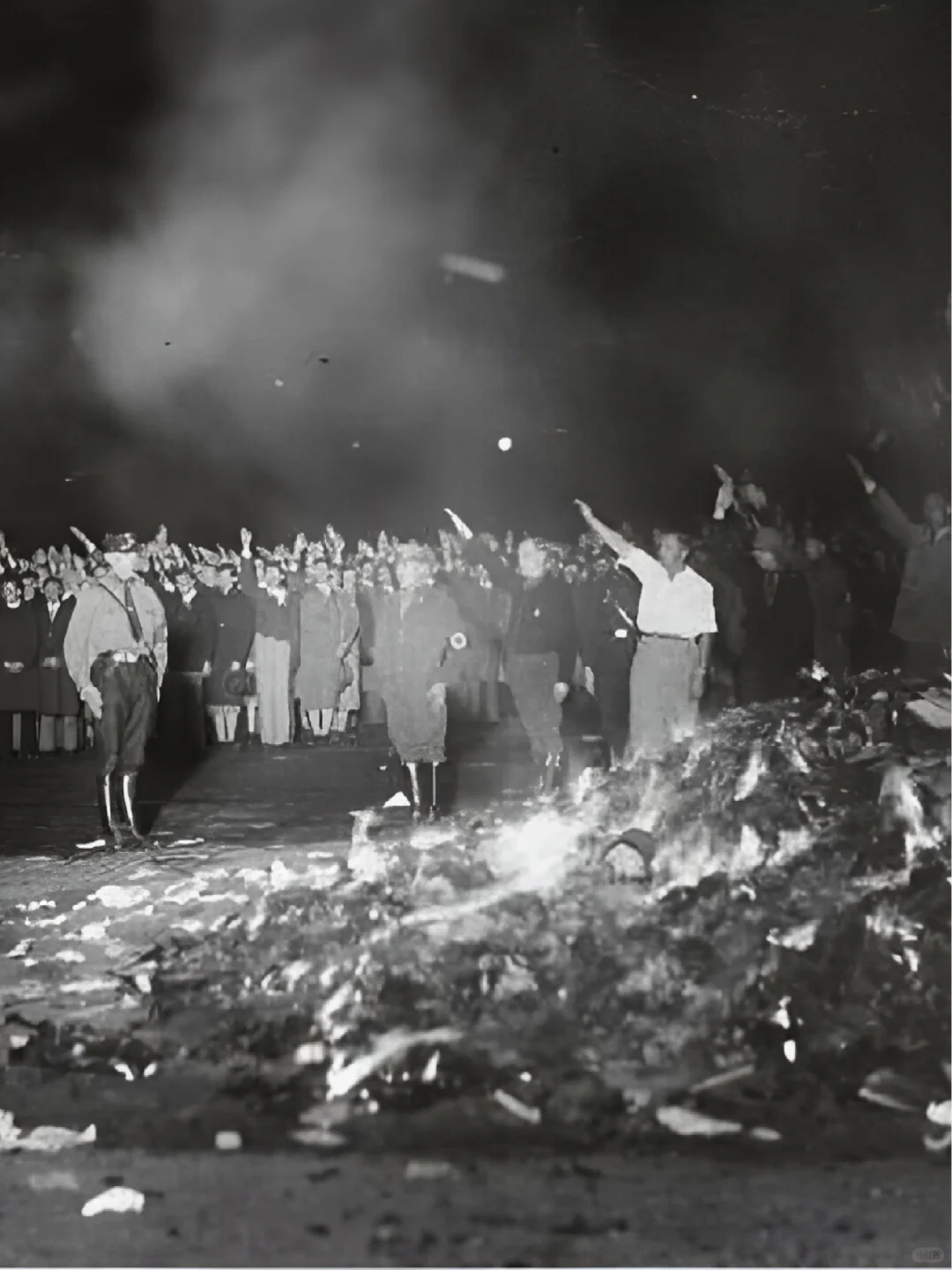 图1图2：1933年5月11日晚，柏林歌剧院与柏林大学之间的广场上，正...