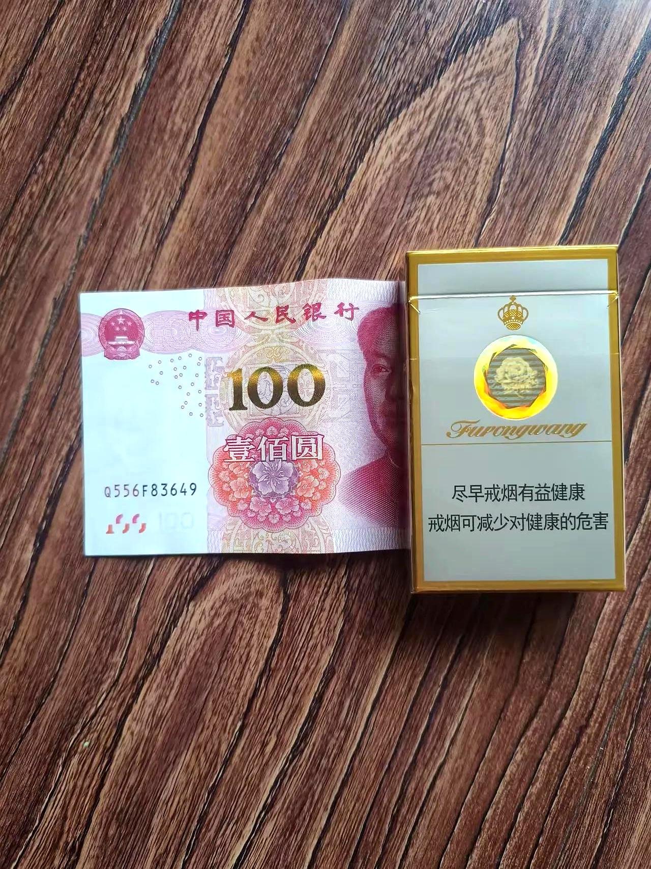 昨晚她敲门，把100元和一包烟塞过来时，屋里一下静了。
闺蜜的老公上星期突发脑溢