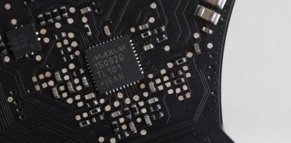 俄媒：中国打掉了美国的傲气。俄媒认为，中国一面宣布对美国进口芯片反倾销调查，一面