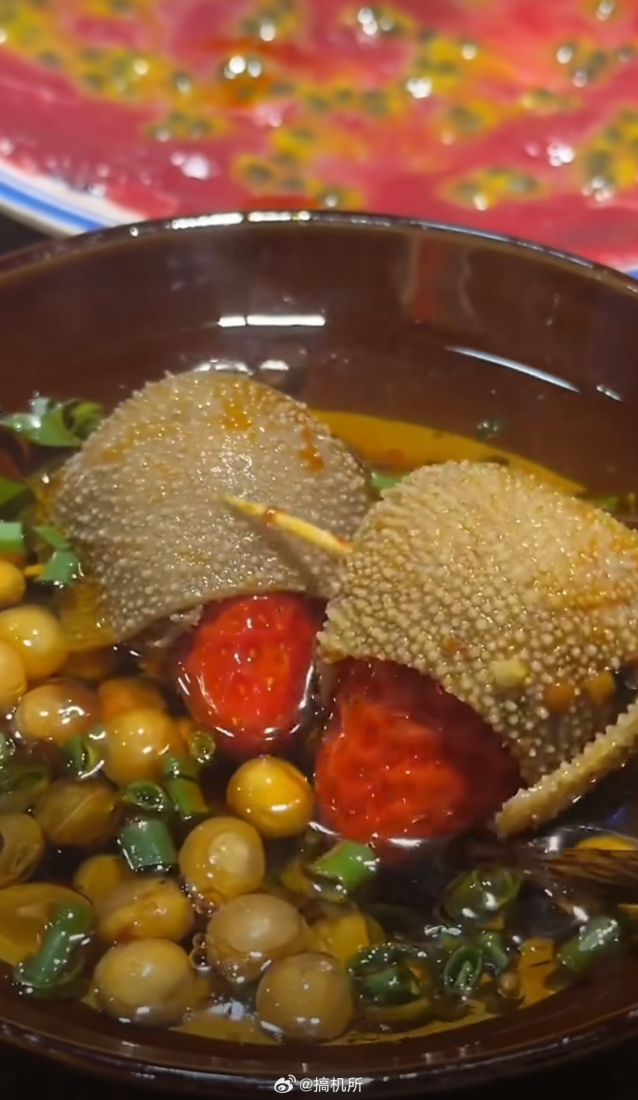 草莓下火锅现在有些营销号为了流量真是毫无底线，总靠搞这些猎奇博眼球的操作制造话题