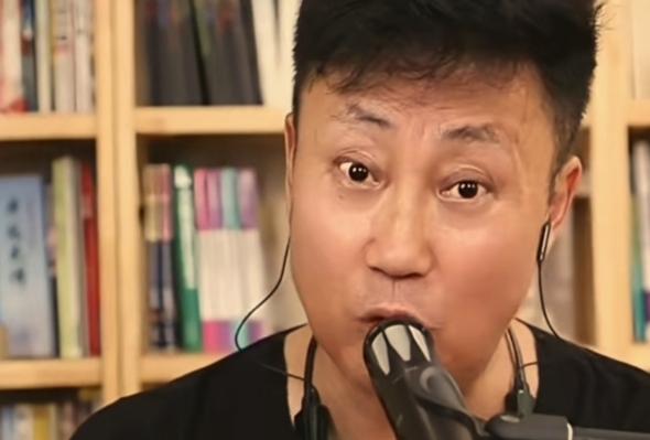 耿老师说和贺老师初次见面之后，他便和贺老师去了一家挺高档的商场。耿老师称自己出手