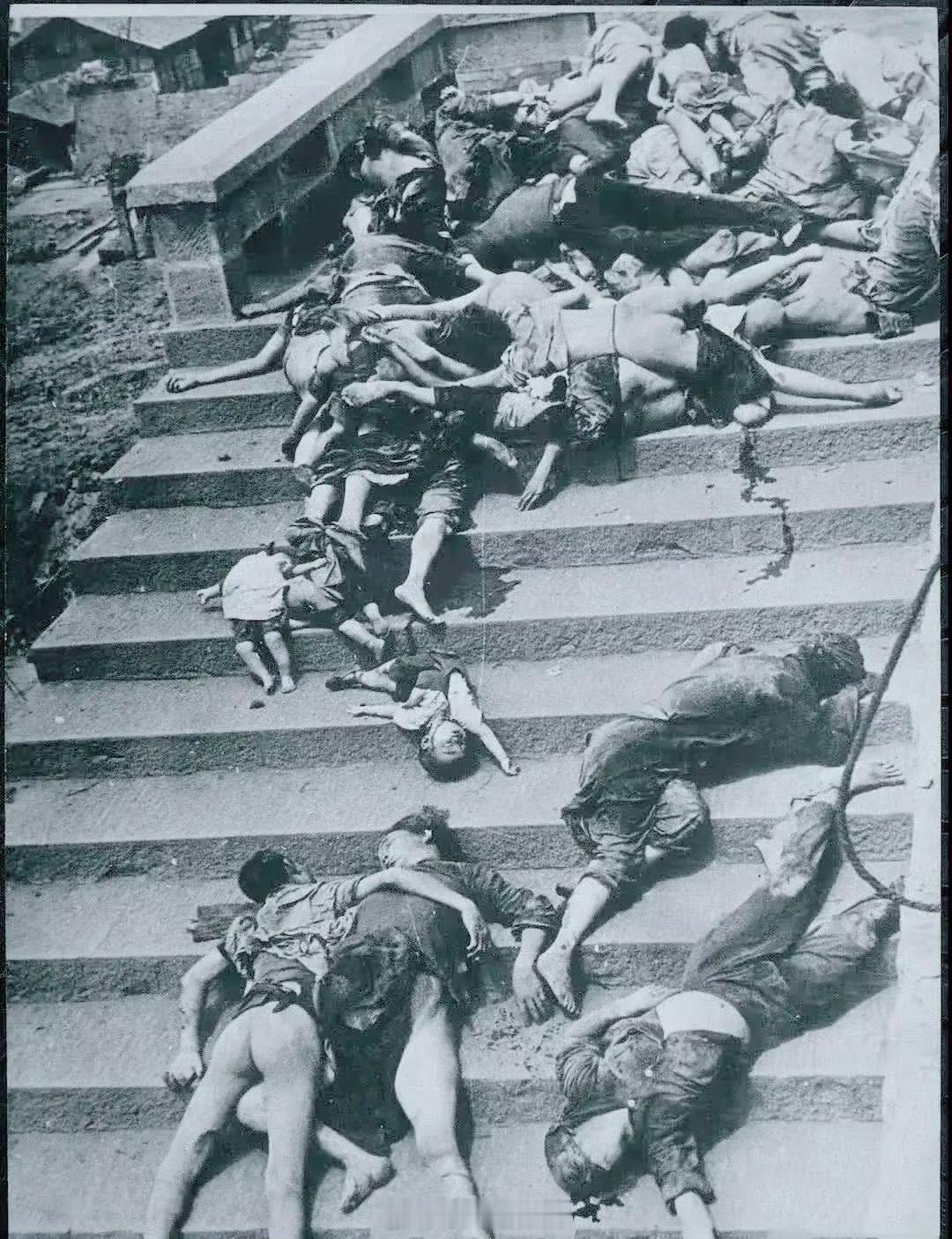 1942年，日军“重庆大轰炸”后的惨状。所以你还会支持“重庆女子穿和服”招摇过市